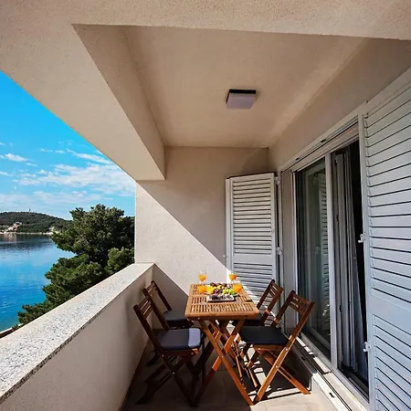 Sea Front Ivana דירה *