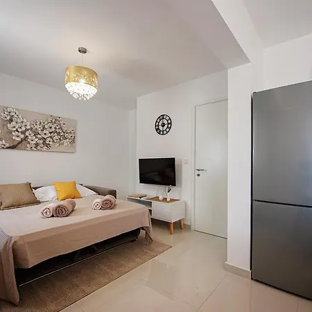 Sea Front Ivana Apartment